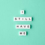 Carré vert avec des lettres de Scrabble formant "I still have me".