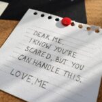 Papier ligné avec une phrase manuscrite en anglais.